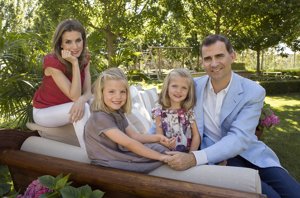 Don Felipe feliz junto a su esposa y a sus hijas