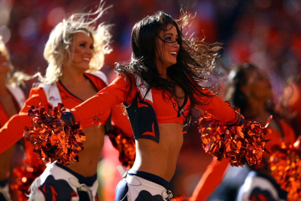 Las porristas de los dos equipos de la Super Bowl, calientan el ambiente Las porristas de los dos equipos de la Super Bowl, calientan el ambiente