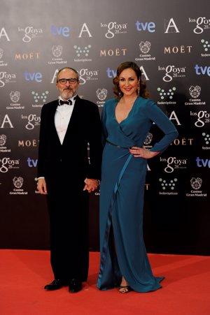 Ana Milán. Vestida de azul, con un escote en 