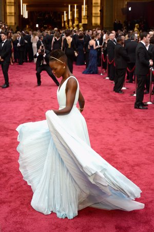 Prada firmaba el vestido con más metros de tela de la red carpet, con un diseño de lo más vaporoso, con mucho vuelo y tableado. Lupita Nyong'o