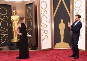 Jason Sudeikis, fotografía a su novia Olivia Wilde en la red carpet de los Oscar