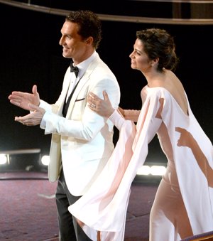 Camila Alves muy guapa en los Oscar, con un original vestido