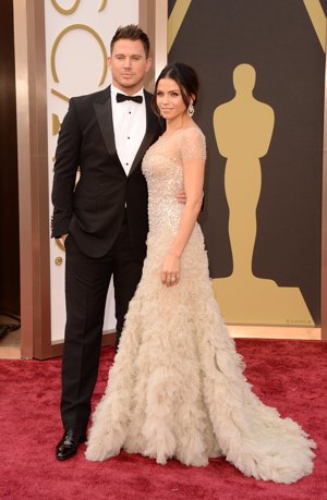 Jenna Tantum con un vestido con transparencias y plumas empolvado para los Oscar