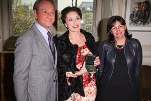 Anne Hidalgo con Luz Casal en la entrega de la medalla de la ciudad de París a la cantante