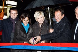 Anne Hidalgo el año pasado junto a Anne Hidalgo, Evelyne Dheliat, Jean Pierre Pernaut y Marcel Campion en el encendido de las luces de la Navidad parisina