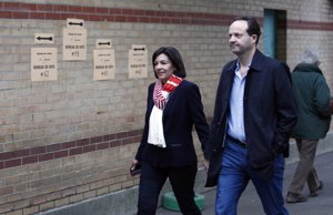 Anne Hidalgo junto a su esposo Jean-Marc Germain dirigiéndose al colegio electoral