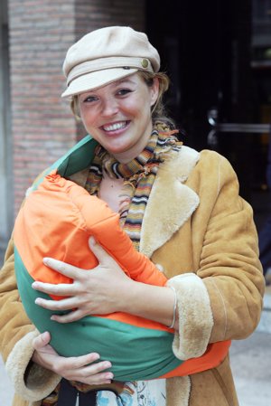 La presentadora Carolina Ferre tras ser mama con un alegre fular canguro en verde y naranja