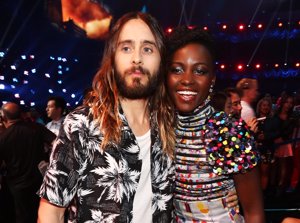 Jared Leto muy bien acompañado por Lupita Nyong'o