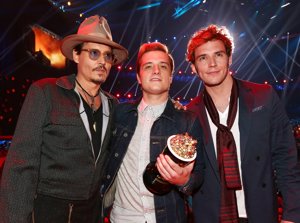 El actor recibió el premio de manos de Johnny Deep