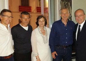 Tony Blair con su esposa junto a Antonio Banderas