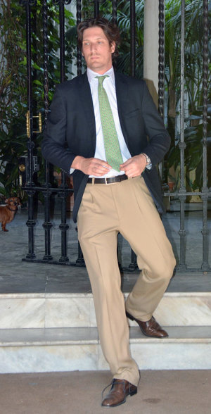 Luis Medina muy elegante en la Semana Santa de Sevilla