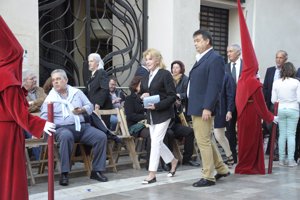 Carmen Cervera pasando junto a un nazareno