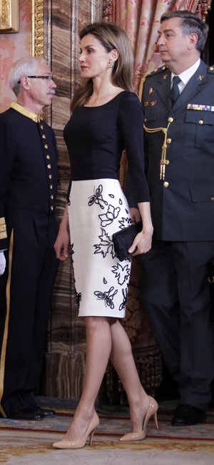 Doña Letizia ha escogido para esta ocasión un vestido bicolor en blanco y negro