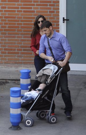 Iker Casillas es el encargado de llevar el carrito de su hijo de 4 meses