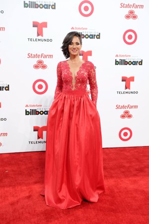 La presentadora Carmen Dominicci con un espectacular vestido rojo de escote en pico