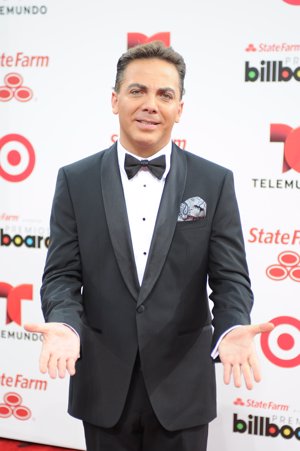 Cristian Castro con un elegante esmoquin y pajarita