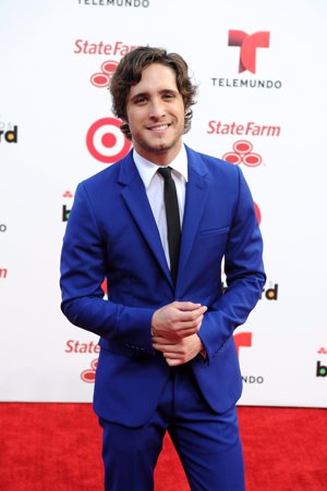 El guapo Diego Boneta deslumbró en color añil