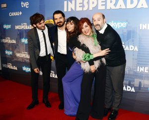 Todo el reparto al completo celebran su éxito