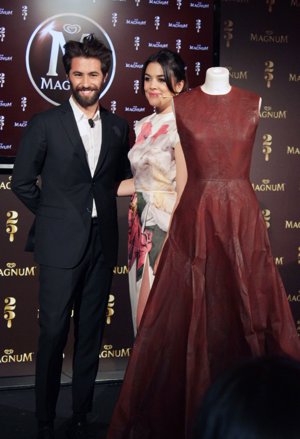 Juan Vidal y Adriana Ugarte junto al diseño en chocolate que llevará la actriz en Cannes