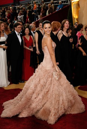 Este vestido rosa empolvado de Versace fue muy imitado ya que sorprendió a todo el mundo y lo llevaba nuestra Pe