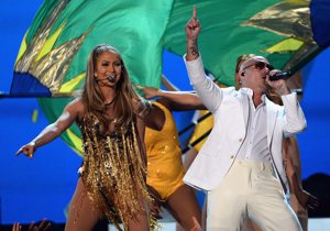 Jennifer López y Pitbull interpretando el tema del Mundial de Fútbol de Brasil
