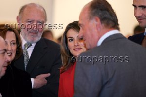 Letizia con el Príncipe y el Rey en Arco. Ella muy atenta al que se convertiría en su suegro