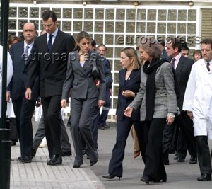 Durante apenas un mes y medio antes de su boda, ocurrió el trágico atentado del 11-M. La Reina, el Príncipe y su prometida acudieron a ver a los heridos al hospital