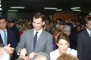 Baño de masas en la estación de Atocha, apoyando a los familiares de las vícitmas del 11M. Muy entregados