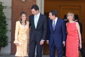 El Príncipe presenta al Presidente del Gobierno en ese momento, José Luiz Rodríguez Zapatero y su mujer Sonsoles, a su prometida Letizia