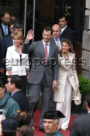 Los novios estaban a punto de casarse y fueron recibidos en la Real Casa de Correos por la Presidenta de la Comunidad de Madrid, Esperanza Aguirre