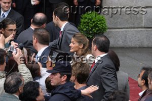 Todo el mundo se quería acercar a los novios. Letizia estaba radiante