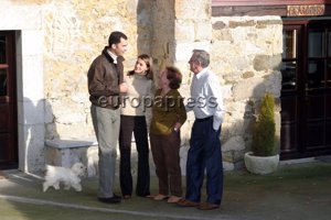 Letizia feliz con su novio el Príncipe, en una de sus visitas a su abuela Menchu y José Luis Ortiz