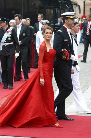 El descorche, Letizia irrumpe de rojo Caprile entre los royals, en la boda de Federico y Mary de Dinamarca