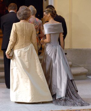 Letizia, vista por detrás del vestido elegido para la cena de gala