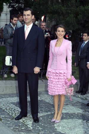 Letizia de Rosa chicle, con falda de volantes para la boda de Fernando Gómez Acebo y Mónica Martín Luque