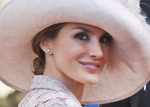 Primer plano de Letizia muy guapa en la boda de Guillermo de Luxemburgo