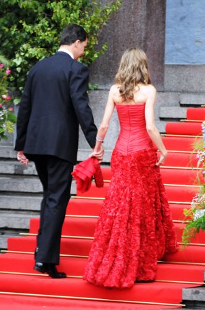 Letizia de rojo con volantes simulando una rosa