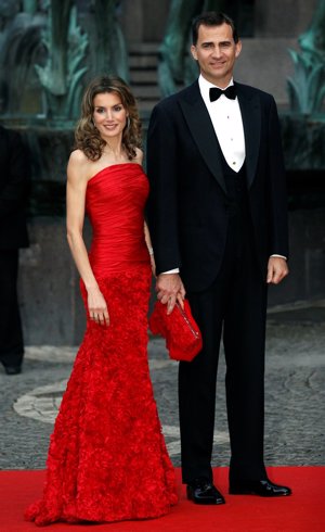 Boda de la Princesa Victoria de Suecia, Letizia escogió un palabra de honor y abertura lateral que dejaba al descubierto su pierna al caminar