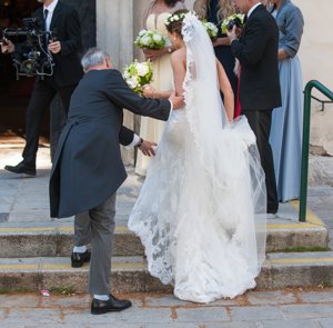 Andrea Wolf optó por un vestido estilo sirena, claro velo y moño bajo