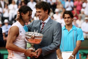 Nadal recibiendo la copa de los mosqueteros en 2007 ante la triste mirada de Roger Federer