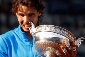 Morder el trofeo ya es un gesto típico de Rafael Nadal