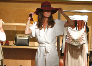 Mar Saura con una pamela burdeos. Sabe cuales son sus puntos fuertes