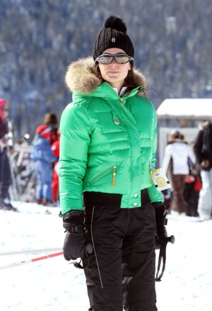 Para la nieve, por qué pasar frío, Mar, se apunta al gorro, en este caso en color negro