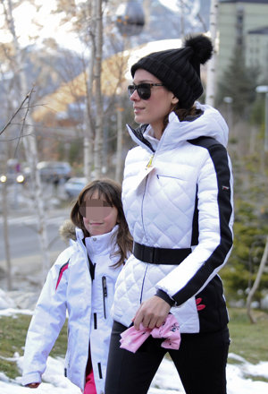 El mismo gorro de lana en negro con pompón con otro estilismo