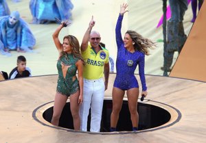 La entrada triunfal de Pitbull, Jennifer López y Cláudia Leitte