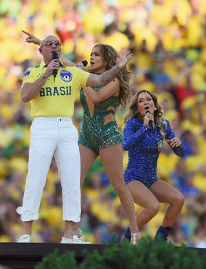 Pitbull junto a Jennifer López y la brasileña Cláudia Leitte