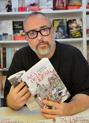 Así de serio posó el director Alex de la Iglesia en la Feria del Libro