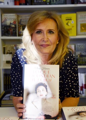 Nieves Herrero vestida elegante pero informal de lunares firmó su nuevo libro en la Feria del Libro