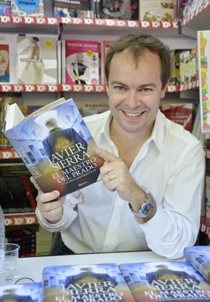 Así de sonriente posó Javier Sierra en la Feria del Libro