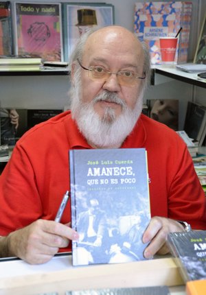Jose Luis Cuerda de rojo intenso estuvo firmando su nuevo libro 